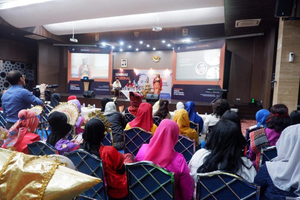 Seminar Nasional Hari Kartini bertema “Perempuan Cerdas dan Santun di Era Digital” di Kementerian Komunikasi dan Informatika di Jakarta, Selasa(17/4).