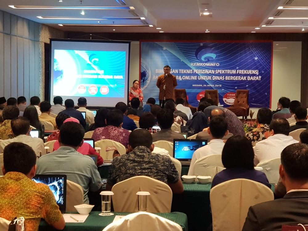 Direktur Operasi Sumber Daya, Ditjen SDPPI, Dwi Handoko membuka Bimbingan Teknis perizinan online di Medan, Sumatera Utara, Kamis (26/4). Diungkapkan  bahwa pelayanan perizinan bidang frekuensi radio akan dipercepat lagi sesuai dengan komitmen Ditjen SDPPI untuk terus berubah ke arah yang lebih baik.