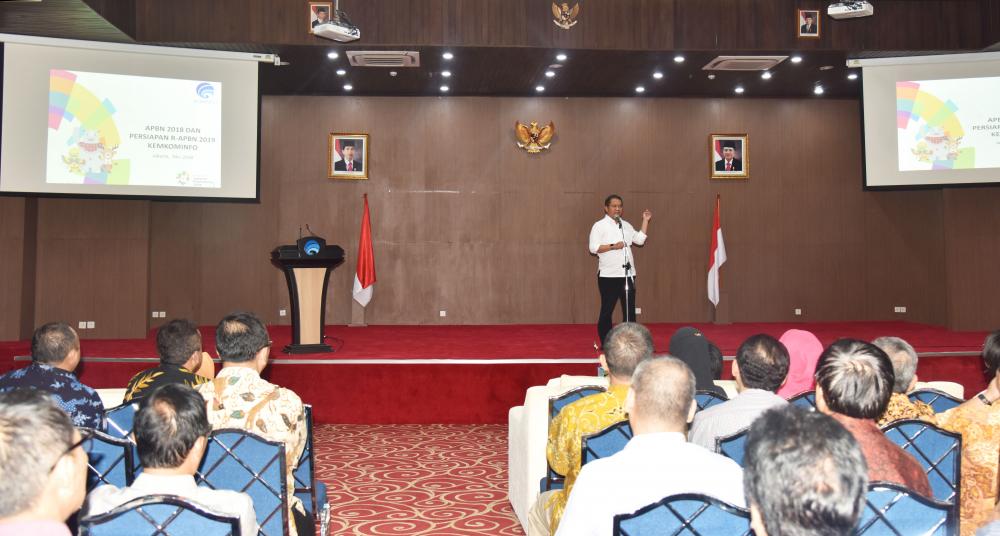 Menkominfo, Rudiantara saat menyampaikan arahan pada Rapat pimpinan Kementerian Kominfo yang diikuti oleh seluruh pejabat di lingkungan Kementerian Komunikasi dan Informatik (3/5)