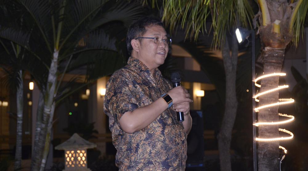 Menkominfo Rudiantara memberikan sambutan dalam perpisahan Kabalmon Kelas I Jakarta Hercules Tupal Sitorus dan Kabalmon Kelas I Yogyakarta Slamet Wibowo, yang memasuki masa pensiun, disela Monev Capaian Kinerja Triwulan I 2018 Ditjen SDPPI di Mataram, Nusa Tenggara Barat, Jumat malam (4/5/2018)