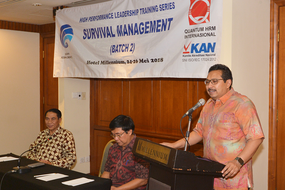 Dirjen SDPPI Ismail memberikan sambutan dalam pembukaan pelatihan manajemen survival batch 2 Ditjen SDPPI di Jakarta, Kamis (24/5/2018), disaksikan Sekretaris Ditjen SDPPI Sadjan (tengah) dan pimpinan Quantum HRM Internasional.