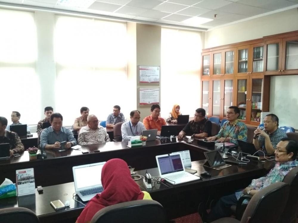 Ilustrasi: Direktur Standardisasi, Hadiyana (dua kanan)  mengenai peluang pasar dari teknologi Low Power Wide Area (LPWA) dan Short Range Device (SRD) dalam FGD di Bandung - Jawa Barat, Jumat (25/5/2018)