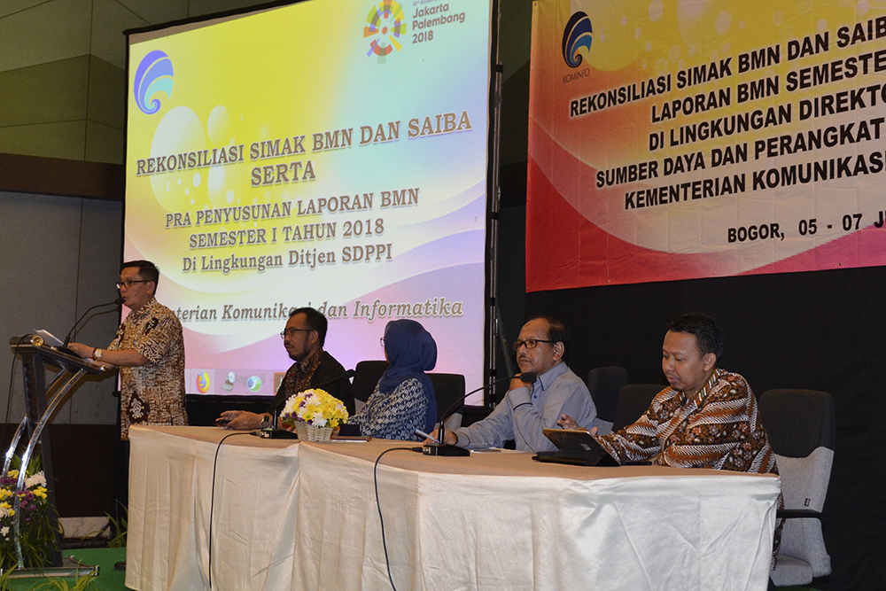 Kepala Bagian Umum dan Kepegawaian Ditjen SDPPI Hasyim Fiater (kiri) menyampaikan sambutan dalam Rekonsiliasi SIMAK-BMN dan SAIBA serta Pra Penyusunan Laporan BMN Semester I Tahun 2018 Ditjen SDPPI di Bogor, Jawa Barat, Selasa (5/6/2018)