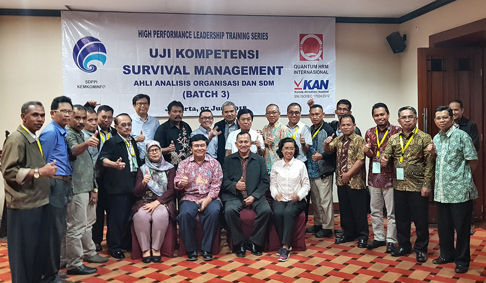 Sekretaris Ditjen SDPPI Sadjan (duduk, 2 dari kiri) berfoto bersama dengan peserta dalam penutupan Pelatihan Survival Management Batch III Ditjen SDPPI di Jakarta, Kamis (7/6/2018).
