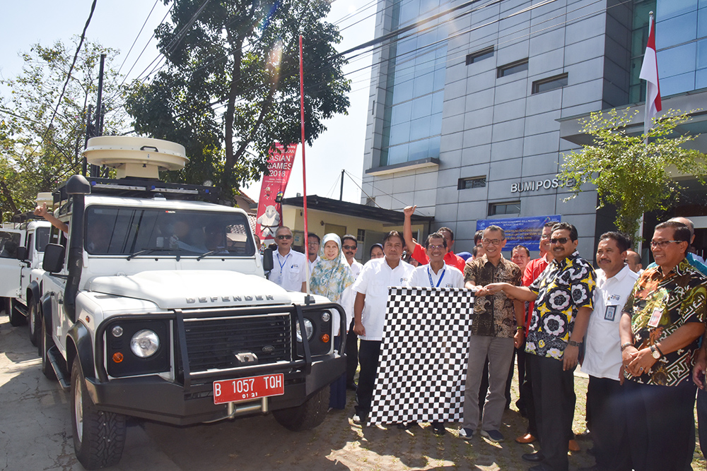 Dirjen SDPPI Ismail (3 dari kanan) bersama jajarannya di Balmon Kelas I Bandung, Jawa Barat, Jumat (8/6), melepas tim Posko Monitoring Spektrum Frekuensi Radio untuk memastikan kelancaran komunikasi selama libur Lebaran 2018.