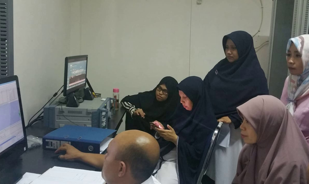 Plt Direktur Pengendalian Ditjen SDPPI Nurhaedah (kanan-duduk) memantau kegiatan monitoring frekuensi radio pada musim mudik dan balik Lebaran 2018 di Ruang Monitoring Balmon Kelas I Makassar, Sulawesi Selatan, pada Selasa (12/6/2018).