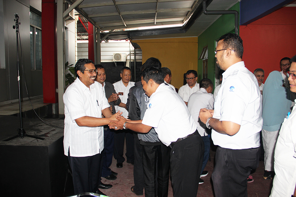 Dirjen SDPPI Ismail (kanan) bersalaman dengan para pegawai Ditjen SDPPI dalam acara halal bihalal yang diselenggarakan BBPPT di Bekasi, Jawa Barat, Senin (26/06/2018).