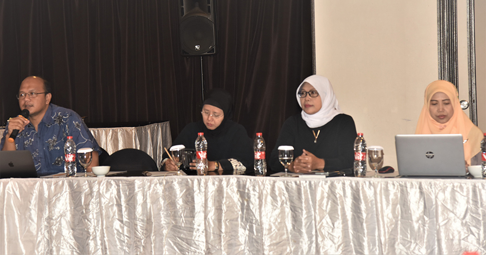 Kepala Bagian Perencanaan Program dan Pelaporan, Setditjen SDPPI, Arifah (2-kiri), bersama Kepala Subbagian Pengolahan Data Hendra Santoso (kiri) dan pembicara dari BPS dan LPPM-IPB dalam Rapat Penyusunan Data Statistik Ditjen SDPPI Semester I 2018 di Surabaya, Jawa Timur, Jumat (26/06/2018).