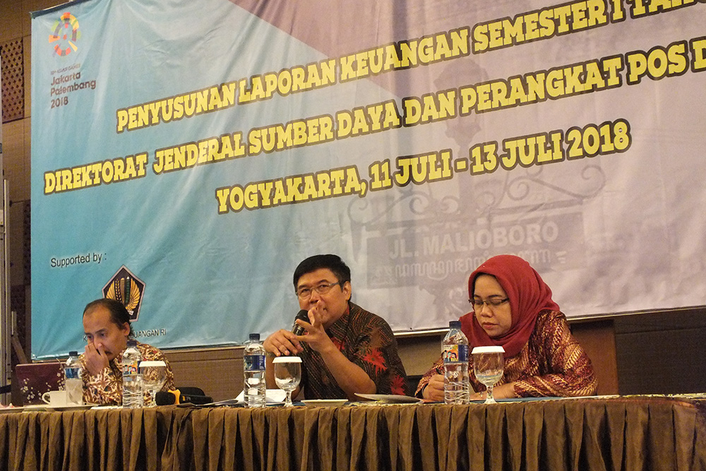 Sesditjen SDPPI Sadjan (tengah) didampingi Kasubbag Verifikasi, Bagian Keuangan, Setditjen SDPPI Sri Winarni (kanan), dan narasumber (kiri), saat menutup Sosialisasi Penyusunan Laporan Keuangan Semester I Tahun 2018 di Yogyakarta, Jumat (13/7/2018).
