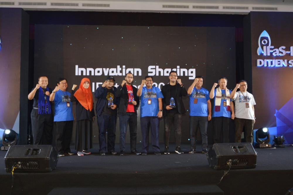 Dirjen SDPPI, Ismail (tengah) berfoto bersama dengan pembicara dan pejabat Eselon II dilingkungan Ditjen SDPPI pada acara IFaS-Fest 2018, Bogor (26/7). IFaS-Fest 2018 merupakan ajang kompetisi inovasi dalam layanan publik itu ditujukan untuk menggali ide-ide kreatif dan inovatif dari para pegawai di lingkungan Ditjen SDPPI.