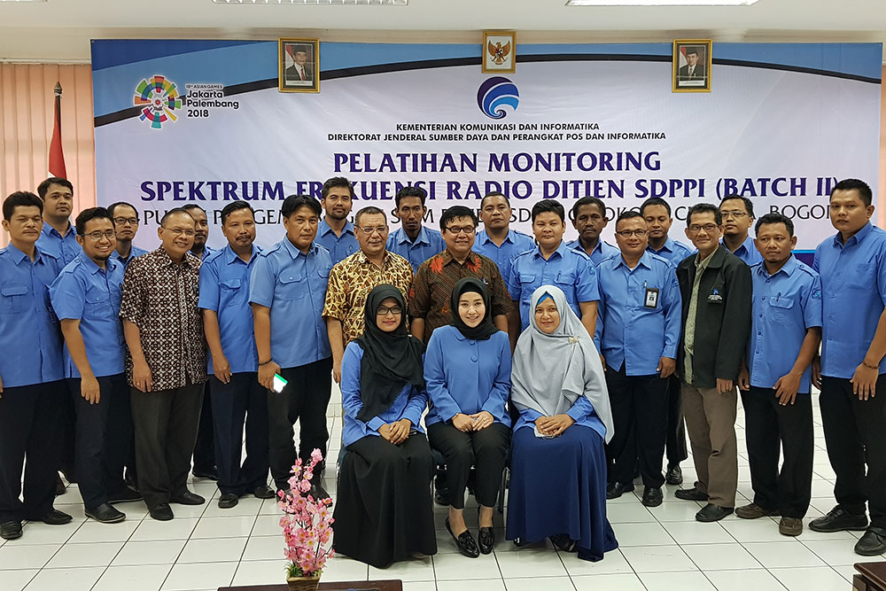 Sesditjen SDPPI Sadjan dan Kepala Pusdiklat Kemkominfo Usuluddin berfoto bersama peserta Pelatihan Monitoring Frekuensi Radio Batch II di Bogor, Jawa Barat, Sabtu (28/7/2018).