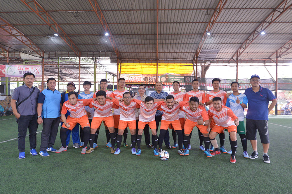 Kabag Umum dan Kepegawaian Ditjen SDPPI Hasyim Fiater (tengah) bersama Dirut BAKTI Anang Latif, Selasa (7/8/2018), berfoto bersama tim futsal Ditjen SDPPI pada Porseni 2018 Kemkominfo yang diselenggarakan untuk memeriahkan Peringatan Hari Kemerdekaan Republik Indonesia 17 Agustus 1945.
