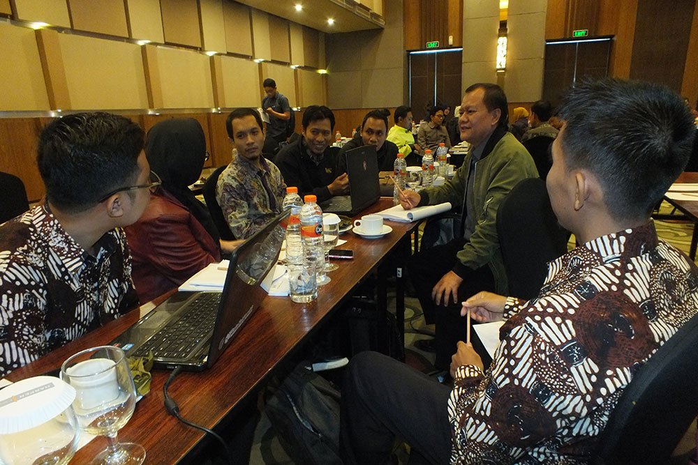 Para peserta bimbingan teknis Tata Kelola Teknologi Informasi yang dibagi dalam sejumlah kelompok dan sedang mengerjakan praktik pengelolaan media sosial, di Yogyakarta, Kamis (9/8/2018). Bimtek Tata Kelola Teknologi Informasi yang diselenggarakan DIrektorat Standardisasi PPI, Ditjen SDPPI, Kemkominfo itu berlangsung pada 8-9 Agustus 2018.