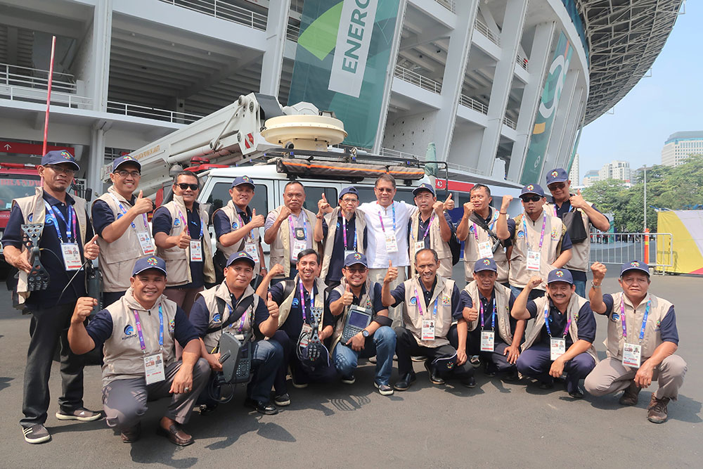 Menkominfo Rudiantara berfoto bersama Tim Monitoring Spektrum Frekuensi Radio Ditjen SDPPI di arena Asian Games 2018 Gelora Bung Karno, Jakarta, usai memberi pengarahan pada Sabtu (18/8/2018). Tim Ditjen SDPPI ini berkerja untuk memastikan tidak ada gangguan frekuensi yang digunakan untuk semua perangkat pertandingan dan komunikasi selama berlangsungnya Asian Games.