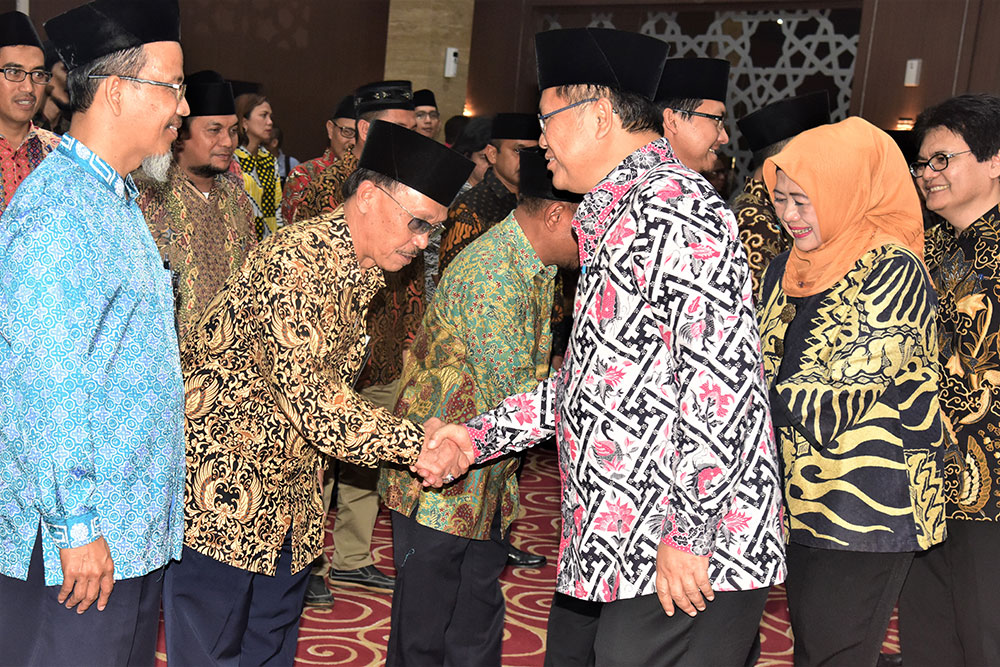 Menkominfo Rudiantara memberikan selamat kepada para pejabat eselon II, III, dan IV di lingkungan Kementerian Komunikasi dan Informatika yang dilantik di Jakarta, Senin (20/8/2018).