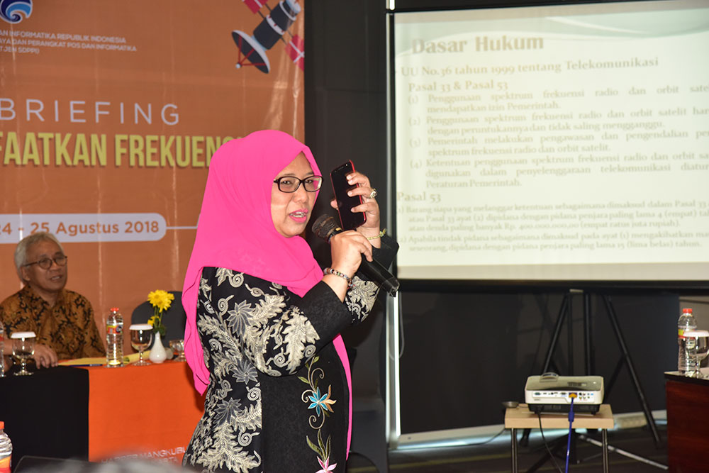Kepala Subdirektorat Monitoring dan Penertiban Perangkat Pos dan Informatika, Direktorat Pengendalian SDPPI, Irawati Tjipto Priyanti, memberikan pemaparan dalam media briefing Ditjen SDPPI di Yogyakarta, Jumat (24/8/2018).