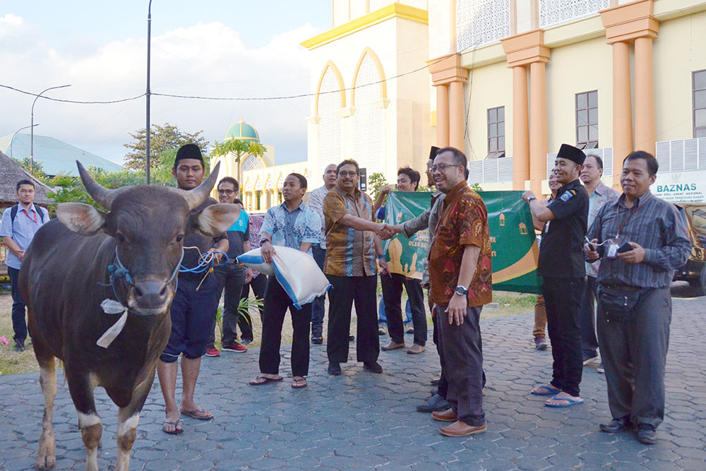 Dirjen SDPPI (tengah bersalaman) ketika menyerahkan secara simbolis hewan kurban dan bantuan kemanusiaan untuk warga korban gempa bumi di Lombok, Nusa Tenggara Barat, pada Kamis (23/8/2018).