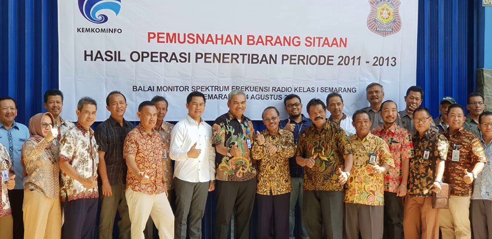 Foto bersama di sela pemusnahan perangkat telekomunikasi ilegal di Balmon SFR Kelas I Semarang, Jawa Tengah, pada Jumat (24/8/2018).