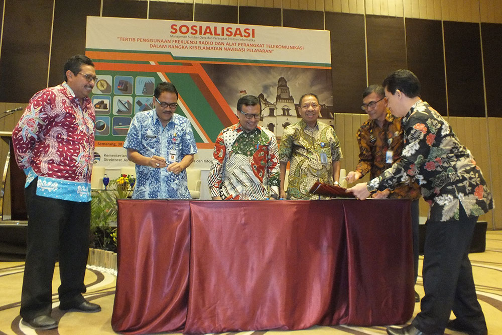 Dirjen SDPPI Ismail (kiri) menyaksikan penandatanganan komitmen bersama mengatasi berbagai permasalahan dalam penggunaan radio maritim antara Ditjen SDPPI yang diwakili Direktur Operasi Sumber Daya Dwi Handoko dengan Ditjen Perhubungan Laut, Kemenhub, dan Dinas Kelautan dan Perikanan Jateng, di sela sosialisasi di Semarang, Jateng, Kamis (30/8/2018).