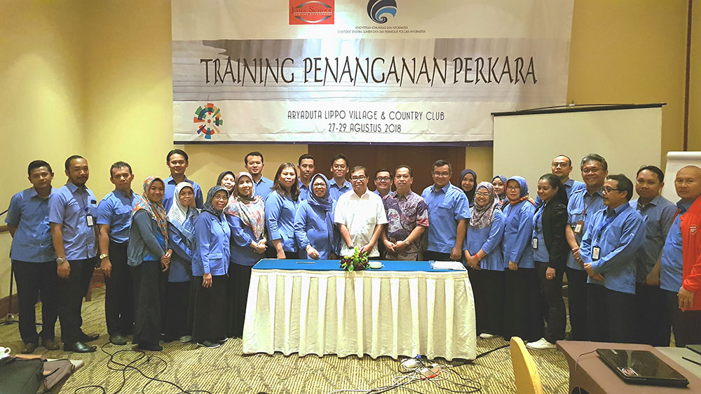 Sesditjen SDPPI R. Susanto berfoto bersama peserta In House Training Penanganan Perkara yang diselenggarakan Ditjen SDPPI di Karawaci, Tangerang, Banten, pada 27-29 Agustus 2018. Foto diambil pada penutupan pelatihan, Rabu (29/8/2018).