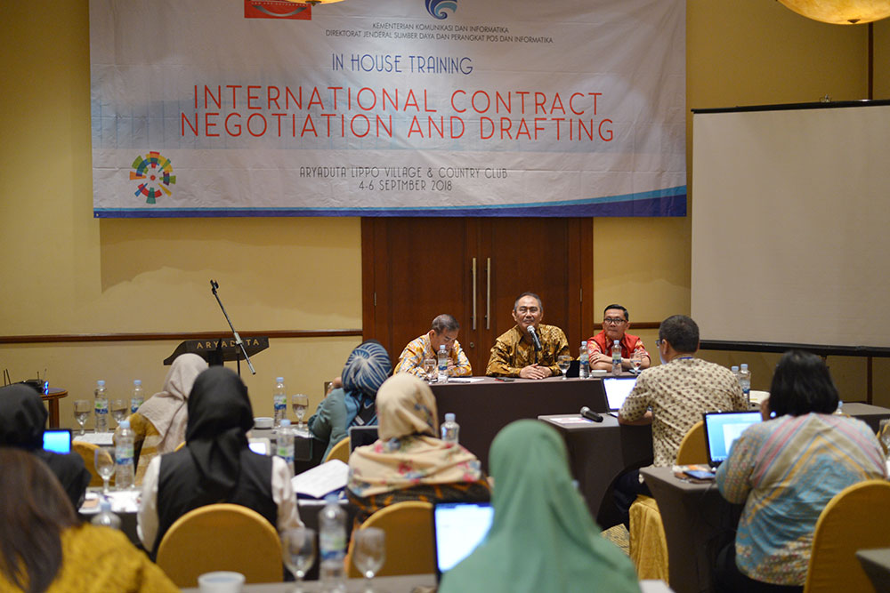 Kepala Bagian Umum dan Kepegawaian, Ditjen SDPPI, Hasyim Fiater (kanan) bersama Ketua Dewan Pembina Jimly School of Law and Government Jimly Asshiddiqie (tengah) dalam pembukaan In House Training on International Contract Negotiation and Drafting di Karawaci, Tengerang, Banten, Selasa (4/9/2018).