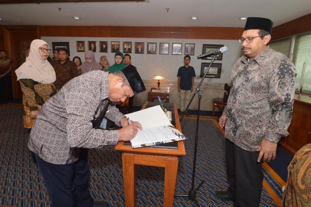 Azmi Ridho selaku Kabalmon Jakarta menandatangani Berita Acara Serah Terima Jabatan, disaksikan Dirjen SDPPI