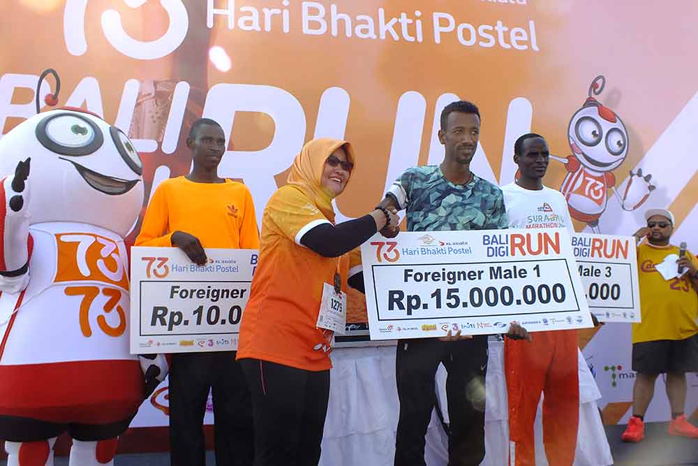 Penyerahan hadiah juara Bali Digi Run 2018 untuk kategori Foreigner Male (peserta warga negara asing pria) yang digelar di Nusa Dua, Bali, Minggu (23/9/2018), dalam serangkaian Hari Bhakti Postel ke-73 tahun 2018.