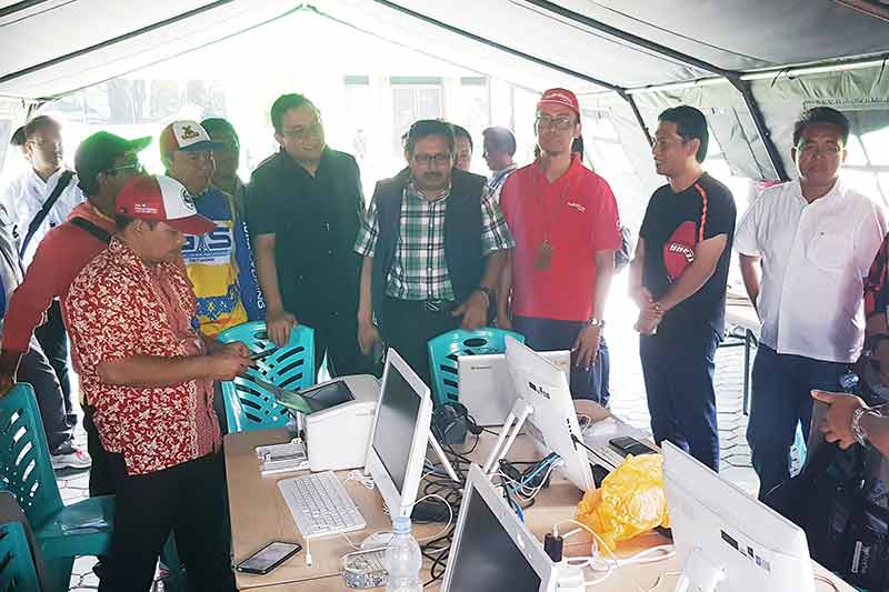 Dirjen SDPPI Ismail pada Kamis (4/10/2018) mengunjungi Posko Telkom Group yang menyediakan WiFi gratis bagi masyarakat korban bencana gempa dan tsunami di Palu, Sulawesi Tengah.