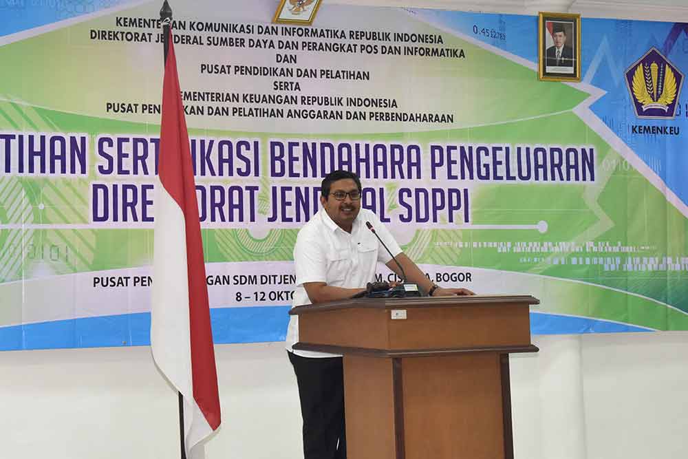 Dirjen SDPPI Ismail memberikan sambutan saat membuka Diklat Sertifikasi Bendahara Pengeluaran di lingkungan Ditjen SDPPI, Kemkominfo, di Wisma PPSDM Ditjen SDPPI di Cidokom, Cisarua, Bogor, Jawa Barat, Senin (8/10/2018).