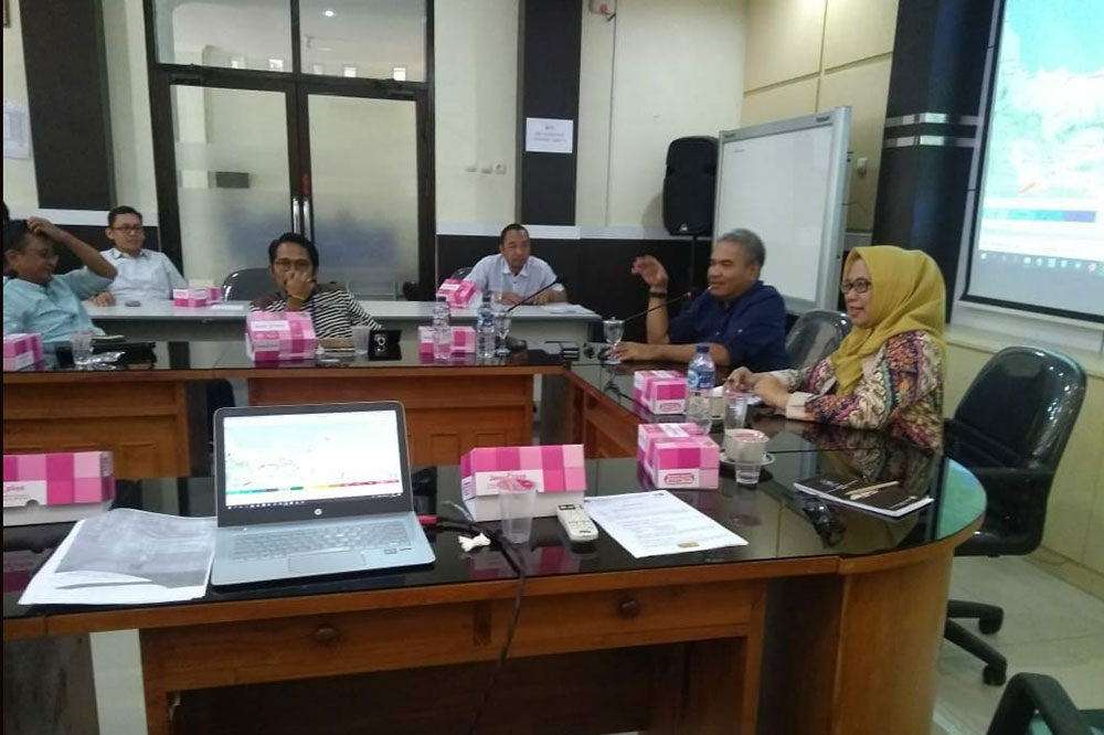 Kepala Subdirektorat Monitoring dan Penertiban Perangkat Pos dan Informatika, DItjen SDPPI, Irawati Tjipto Priyanti (kanan) berkoordinasi dengan BMKG terkait ditemukannya penyalahgunaan frekuensi radio pada penggunaan wireless access point yang mengganggu radar cuaca BMKG. 