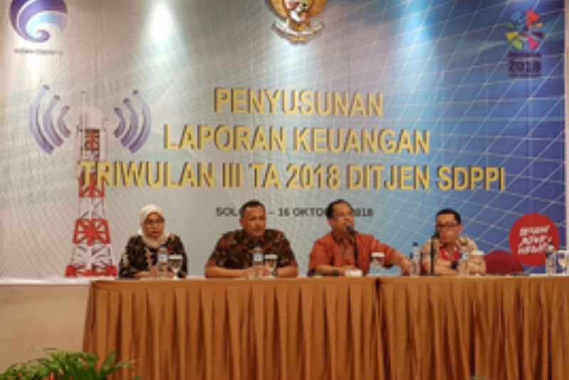 Sesditjen SDPPI R. Susanto (2-kanan) didampingi Kabag Umum dan Kepegawaian Hasyim Fiater (kanan) memberikan sambutan dalam kegiatan Penyusunan Laporan Keuangan Ditjen SDPPI Triwulan Ketiga 2018 di Solo, Jateng, Senin (15/10/2018).