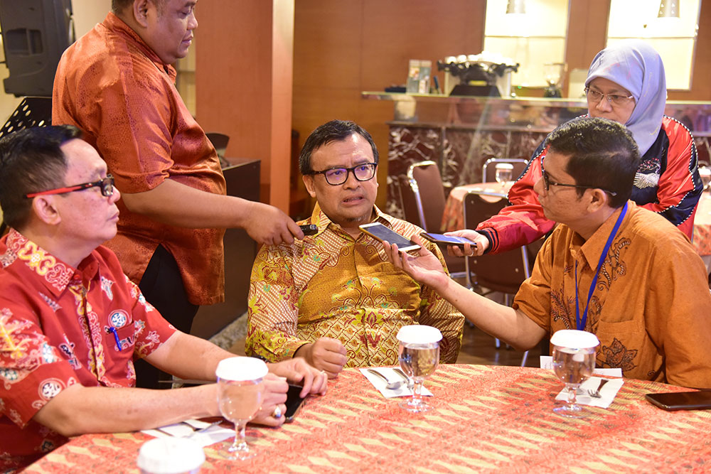 Ilustrasi: Direktur Operasi Sumber Daya Ditjen SDPPI Dwi Handoko bersama Kabag Umum dan Kepegawaian, Setditjen SDPPI, Hasyim Fiater dalam wawancara dengan media di sela FGD mengenai penggunaan frekuensi radio di Pontianak, Kalimantan Barat, Kamis (18/10/2018).