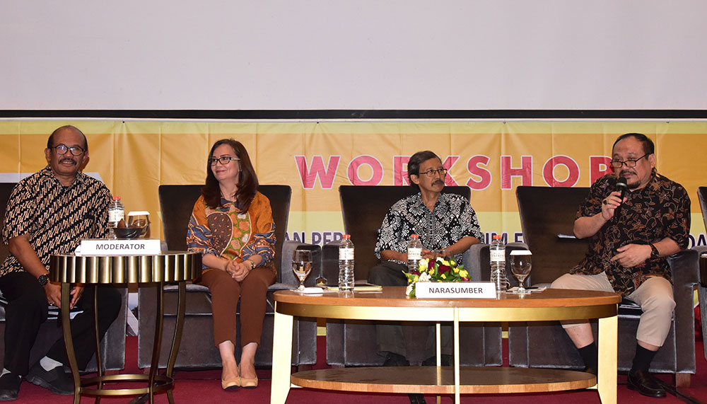 Para narasumber dan moderator dalam Workshop Pelayanan Perizinan Spektrum Frekuensi Radio dan Sertifikasi Operator Radio yang diselenggarakan di Yogyakarta, Kamis (25/10/2018). Rachmat Hadiyana (kanan), Endarto (2-kanan), dan Jenny Mien Lumingkewas (3-kanan).
