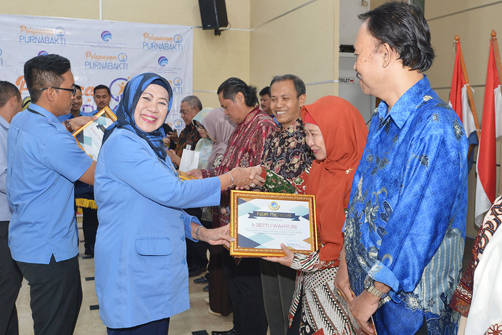 Sekjen Kemkominfo Farida Dwi Cahyarini memberikan penghargaan kepada para pegawai Kemkominfo yang memasuki pensiun dalam acara pelepasan di Ruang Roeslan Abdulgani, Kemkominfo, Jakarta, Rabu (31/10/2018).