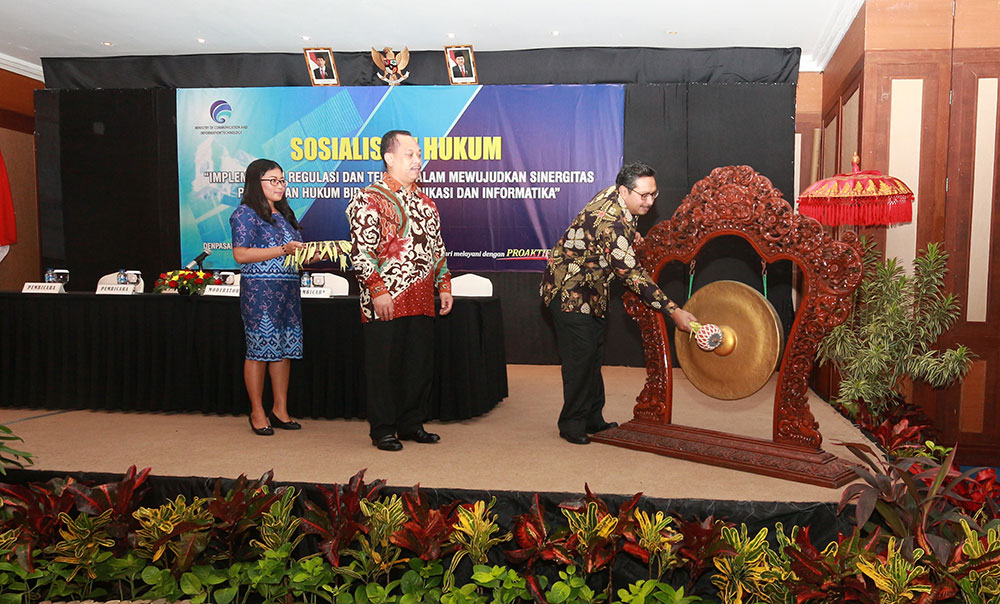 Dirjen SDPPI Ismail didampingi Sesditjen SDPPI R. Susanto membuka Sosialisasi Hukum 