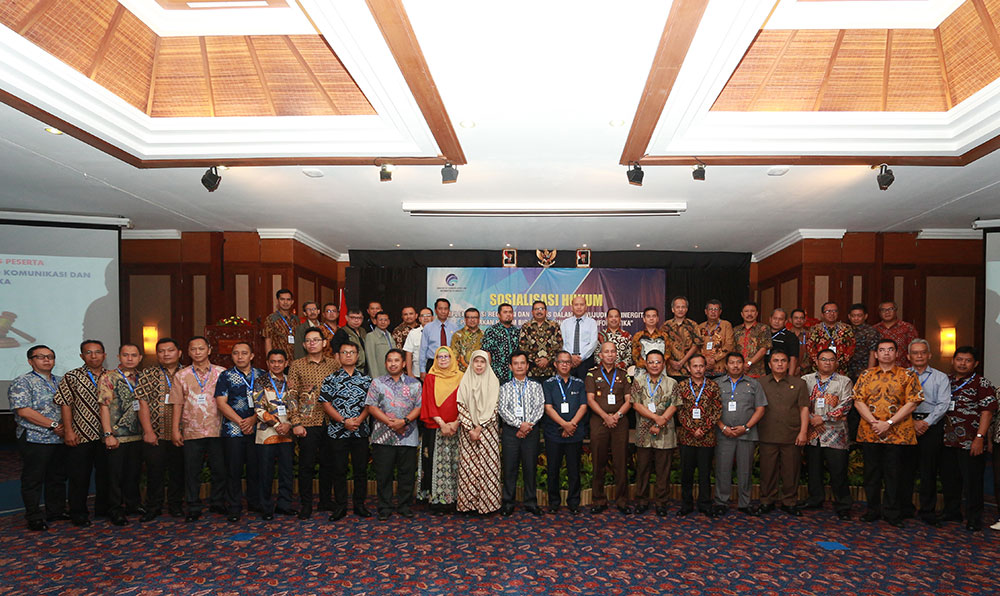 Dirjen SDPPI Ismail didampingi Sesditjen SDPPI R. Susanto dan para direktur berfoto bersama narasumber dan peserta Sosialisasi Hukum yang diselengarakan Ditjen SDPPI di Denpasar, Bali, Kamis (8/11/2018).