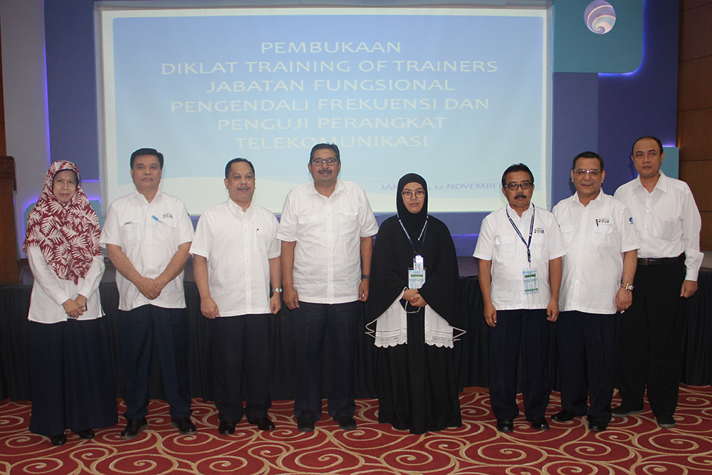 Dirjen SDPPI Ismail bersama Sesditjen R. Susanto dan Plt Direktur Pengendalian Nurhaedah dalam pembukaan Diklat Training of Trainer calon pengajar Diklat Pengendali Frekuensi Radio dan Penguji Perangkat Telekomunikasi di Pusdiklat Kemkominfo, Kebon Jeruk, Jakarta Barat, Senin (12/11/12018)