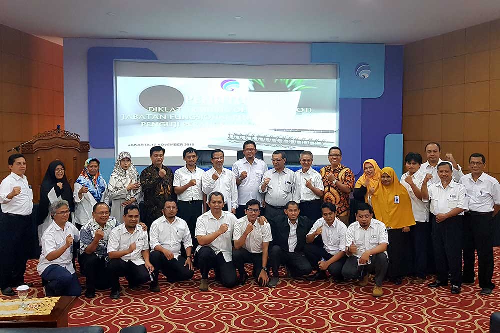 Peserta Training of Trainers Calon Pengajar Diklat Pengendali Frekuensi dan Penguji Perangkat Telekomunikasi berfoto bersama Kepala Pusdiklat Kemkomonfo Usuluddin dan para trainers di Pusdiklat Kemkominfo, Kebun Jeruk, Jakarta Barat, Sabtu (17/11/2018).