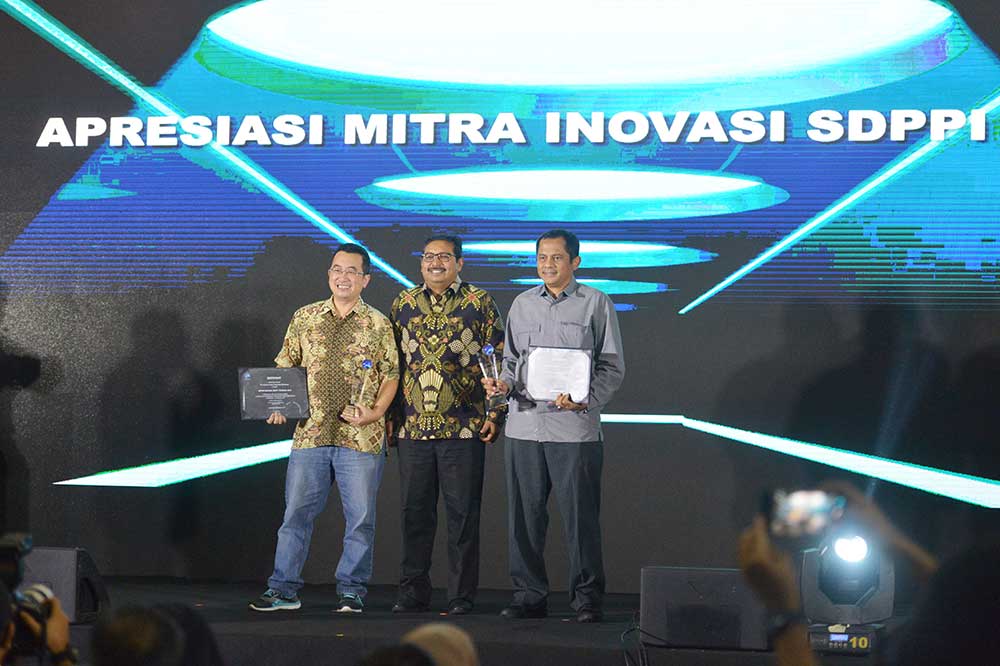 Dirjen SDPPI Ismail berfoto dengan dua dari 23 mitra penerima apresiasi dari Ditjen SDPPI dalam acara Peluncuran Inovasi dan Penganugrahan Apresiasi Inovasi Mitra SDPPI 2018, di Jakarta, Senin (26/11/2018).