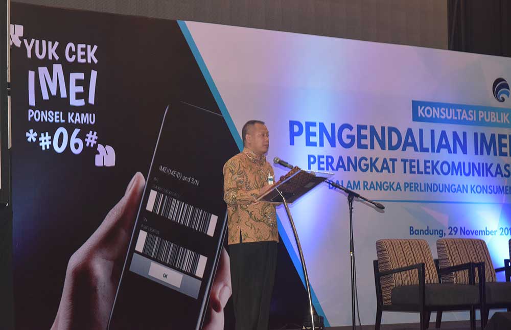 Direktur Pengendalian PPI, Ditjen SDPPI, Mochamad Hadiyana memberikan sambutan mewakili Dirjen SDPPI dalam Konsultasi Publik Pengendalian IMEI Perangkat Telekomunikasi Dalam Rangka Perlindungan Konsumen, di Bandung, Jawa Barat, Kamis (29/11/2018).