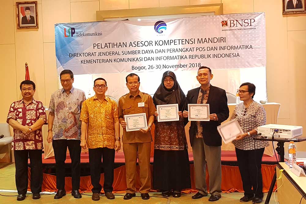 Kepala Bagian Umum dan Kepegawaian, Setditjen SDPPI, Hasyim Fiater (tiga dari kiri) berfoto bersama tim dari Badan Nasional Sertifikasi Profesi (BNSP) dan perwakilan peserta dalam penutupan Pelatihan Asesor Kompetensi Mandiri Ditjen SDPPI di Sentul, Bogor, Jawa Barat, Kamis (29/11/2018).