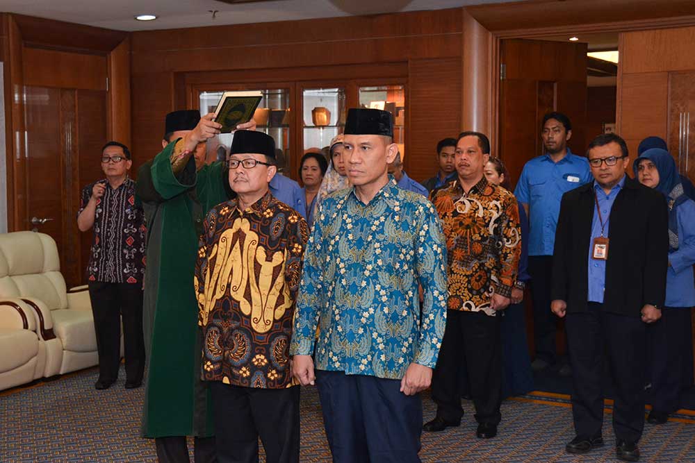 Pelantikan R. Rudy Hendarwin sebagai Kepala Subdirektorat Sertifikasi dan Data Perangkat Pos, Telekomunikasi, dan Informatika, Direktorat Standardisasi PPI, serta Kusmono sebagai Kepala Seksi Pemantauan dan Penertiban di Kepala Balai Monitor Spektrum Frekuensi Radio Kelas II Padang, Sumatera Barat, di Jakarta, Rabu (5/12/2018). Pelantikan dipimpin Dirjen SDPPI Ismail disaksikan sejumlah direktur di Ditjen SDPPI.
