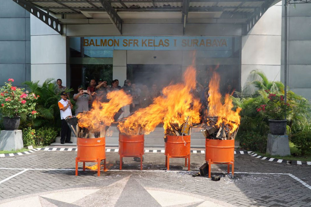 Pemusnahan barang bukti pelanggaran bidang telekomunikasi di Balmon SFR Kelas I Surabaya, Jatim, Kamis (17/1/2019).