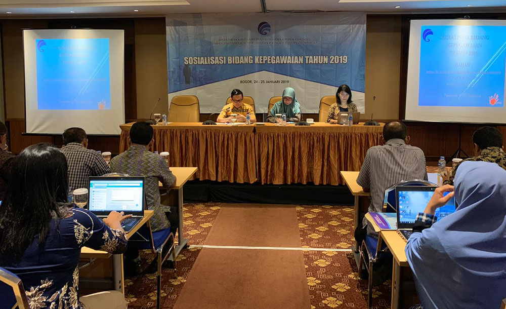 Plt. Direktur Pengendalian SDPPI Nurhaedah (tengah) bersama Kabag Umum dan Kepegawaian Hasyim Fiater dalam Sosialisasi Bidang Kepegawaian 2019 Ditjen SDPPI, di Bogor, Jawa Barat, Kamis (24/1/2019).