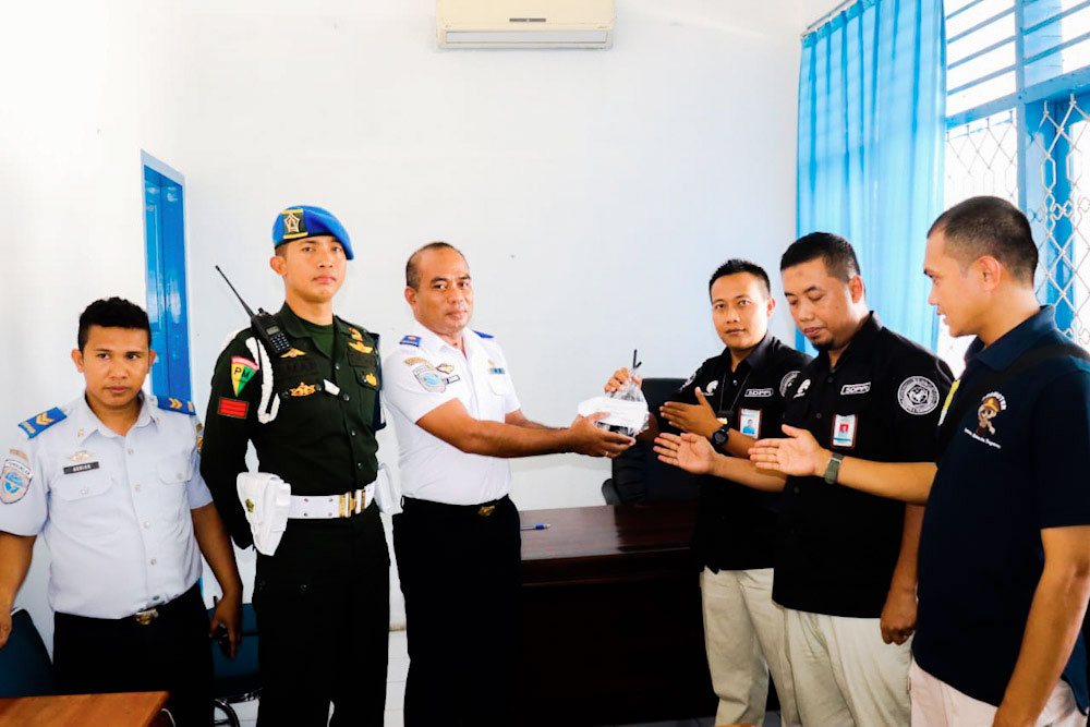 Penyerahan barang bukti hasil operasi penertiban perangkat telekomunikasi dan penggunaan spektrum frekuensi radio oleh PPNS Ditjen SDPPI.