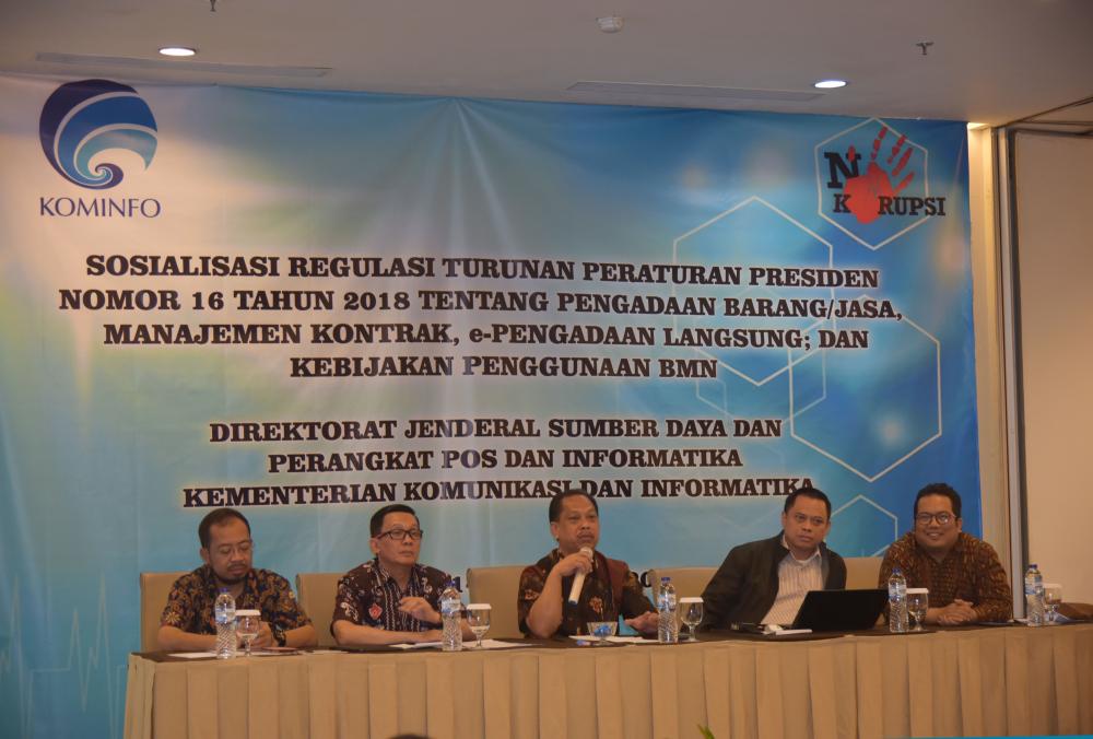 Sesditjen SDPPI R. Susanto (tengah) didampingi Kabag Umum dan Kepegawaian Hasyim Fiater dalam sosialisasi regulasi pengadaan barang/jasa yang diselenggarakan Ditjen SDPPI di Bogor, Jawa Barat, Kamis (14/2/2019).