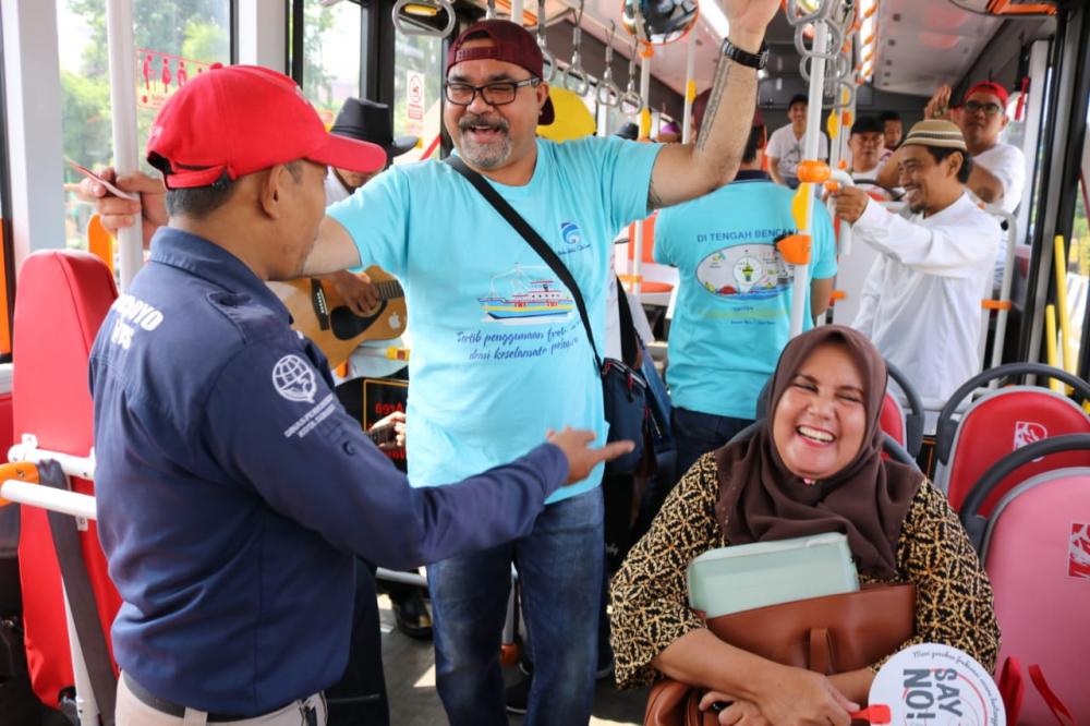 Pegawai Balmon Kelas I Surabaya sedang menyosialisasikan bahaya penggunaan spektrum frekuensi radio dan perangkat telekomunikasi ilegal kepada para penumpang Surabaya Bus di Surabaya, Jawa Timur, Jumat (22/2/2019).