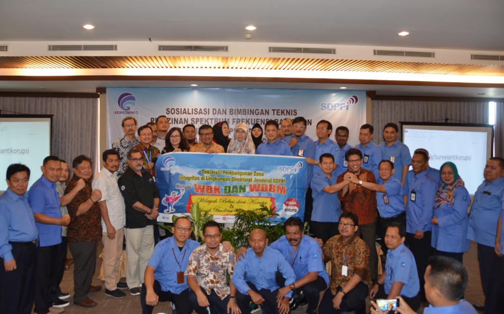 Foto bersama Peserta Sosialisasi dan Bimbingan Teknis Perizinan Spektrum Frekuensi Radio dan Sertifikasi Operator Radio. Tahun 2019 SDPPIikutkan 3 (tiga) Satker pada Zona Integritas, WBK dan WBBM