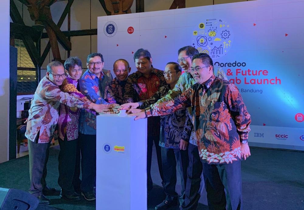 Direktur Jenderal Sumber Daya dan Perangkat Pos dan Informatika Ismail bersama Menteri Perindustrian Airlangga Hartarto dan Rektor Institut Teknologi Bandung (ITB) Kadarsah Suryadi meluncurkan Internet of Things (IoT) Innovation & Future Digital Economy Laboratorium, Senin (18/3/2019). 