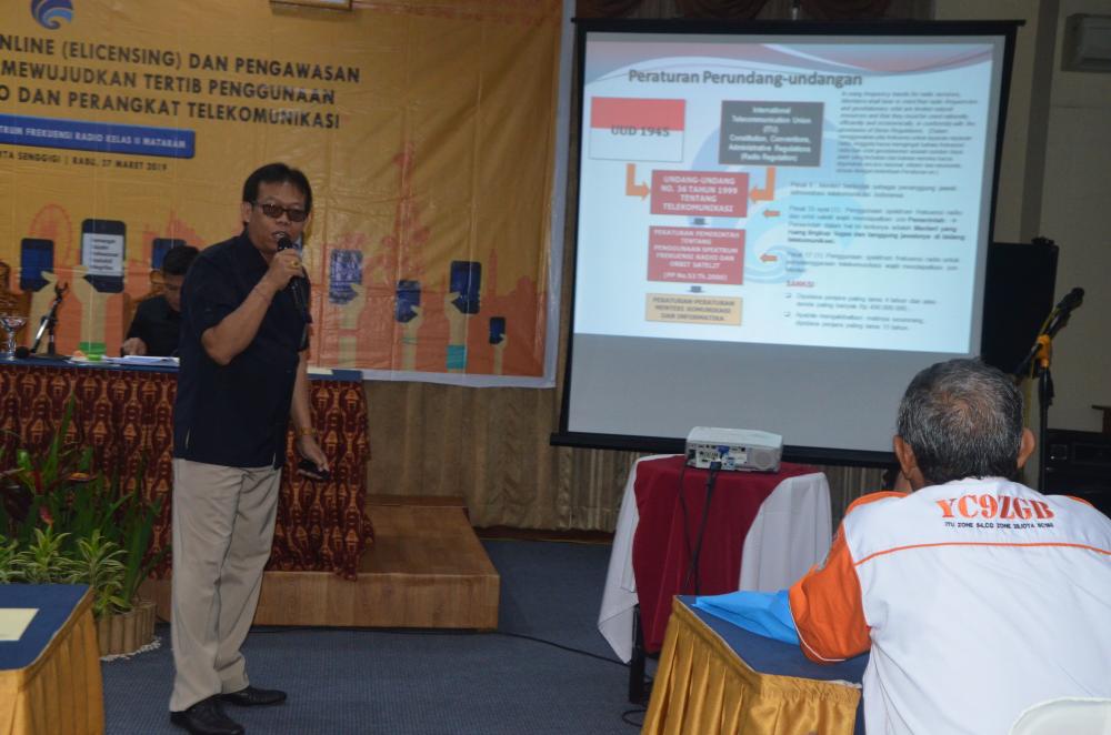 Kepala Balmon Mataram, I Komang Sudiarta, memaparkan regulasi terkait penggunaan spektrum frekuensi radio kepada peserta sosialisasi pada Rabu (27-3-2019) di Mataram.